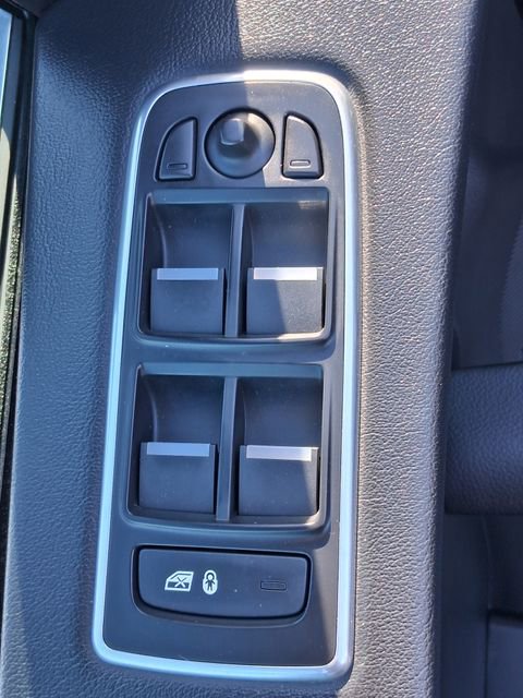 Used 2019 Jaguar F-PACE image 13