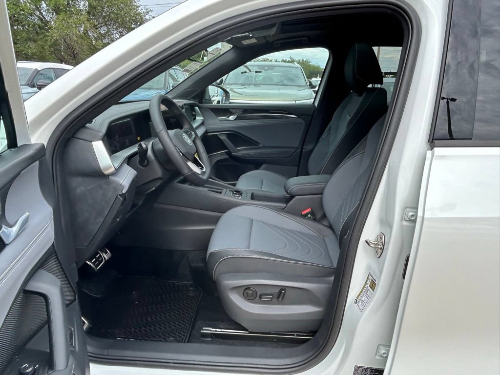 New 2026 Volkswagen Tiguan SE R-Line FWD image 15