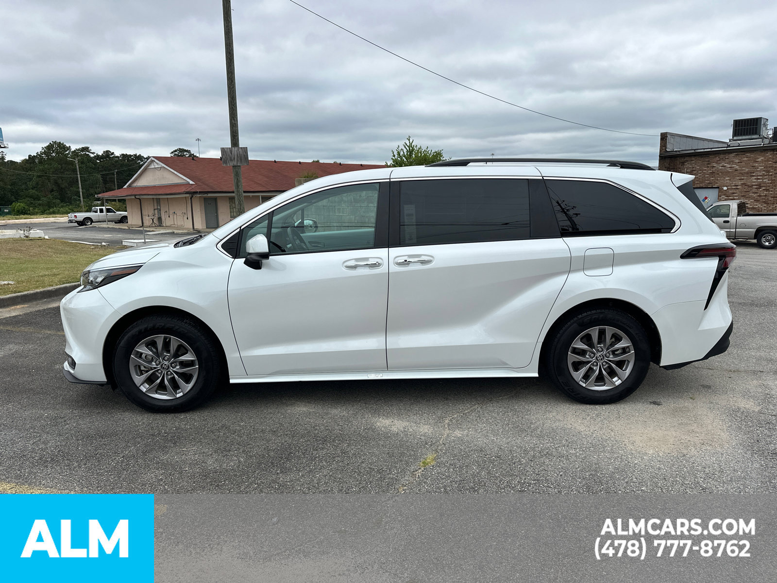 Used 2025 Toyota Sienna XLE FWD image 9