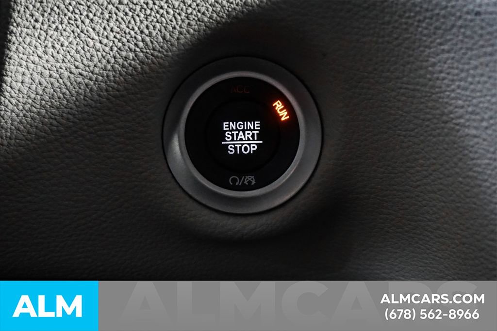 Used 2024 Chrysler Pacifica Select image 29