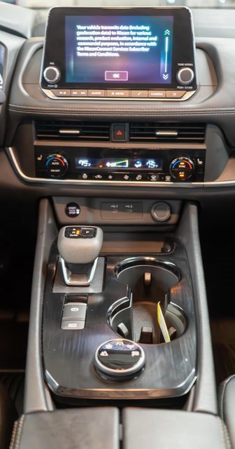 Used 2025 Nissan Rogue SV w/ SV Premium Package image 18