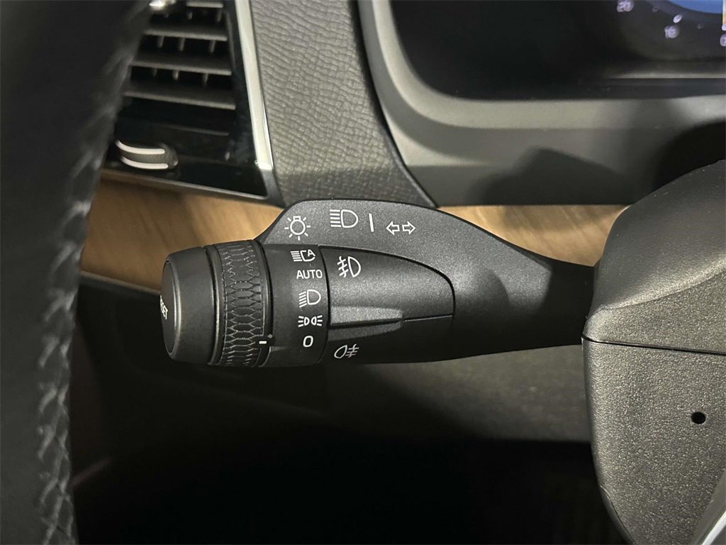 Used 2024 Volvo XC90 B6 Plus image 25