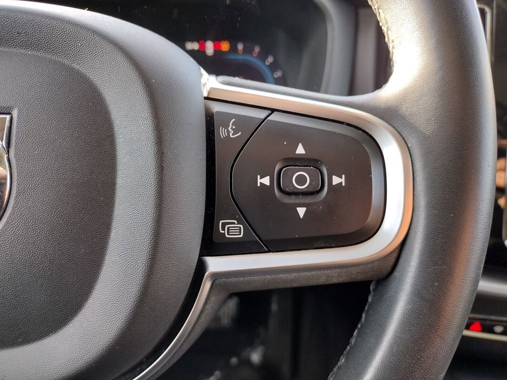 Used 2023 Volvo XC60 B5 Core image 23