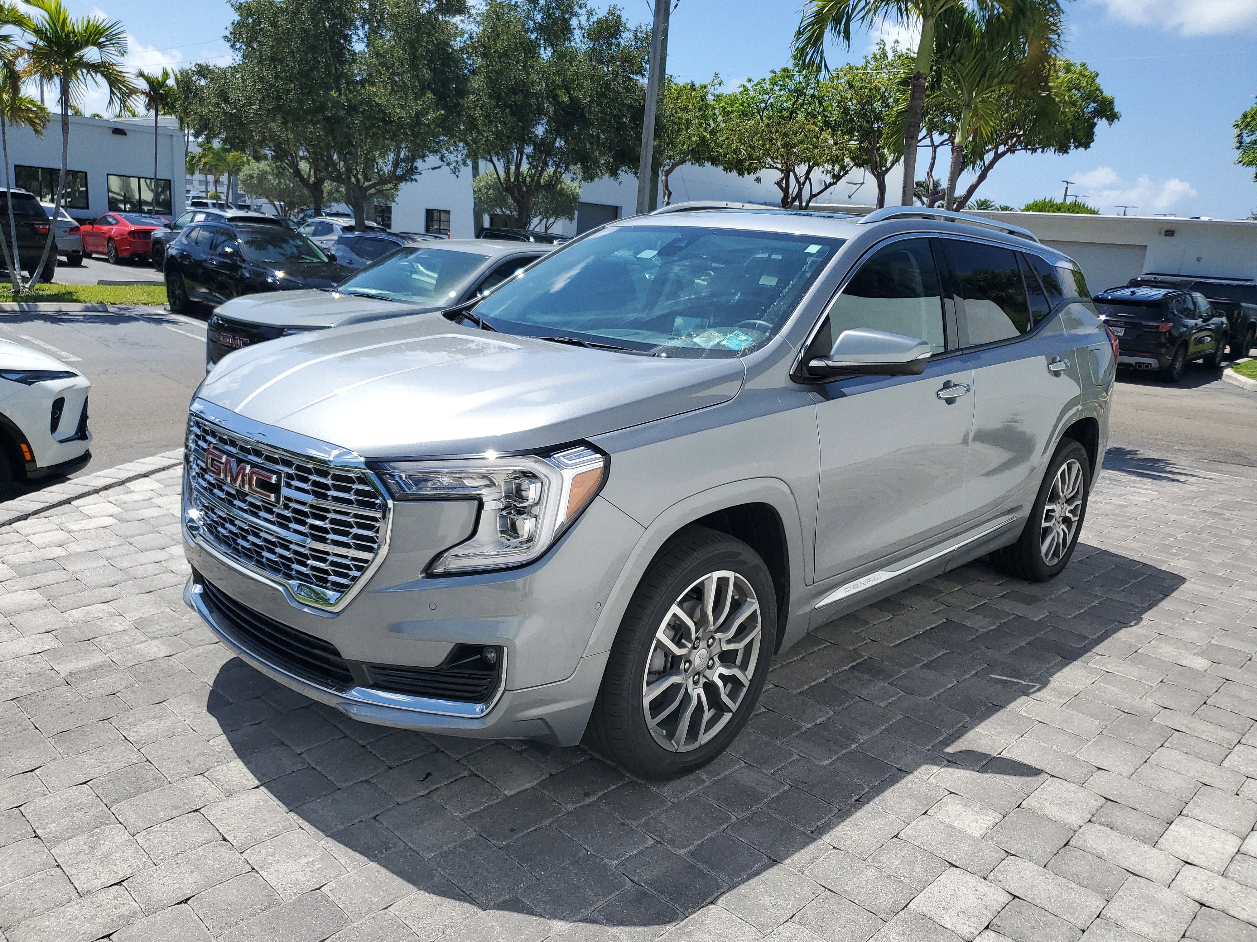 Used 2024 GMC Terrain Denali w/ Denali Premium Package AWD/4WD image 3