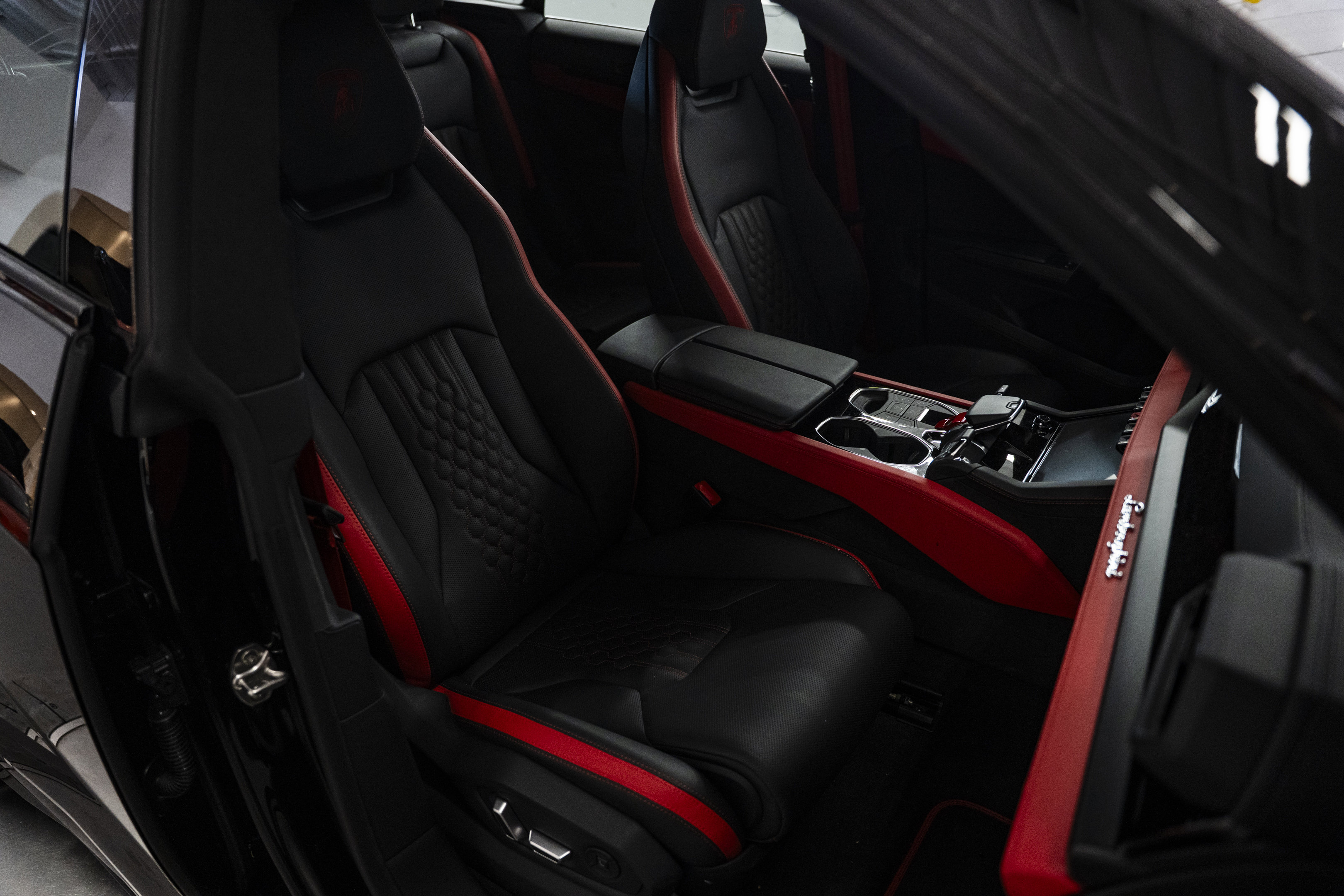 Used 2025 Lamborghini Urus SE AWD/4WD image 34
