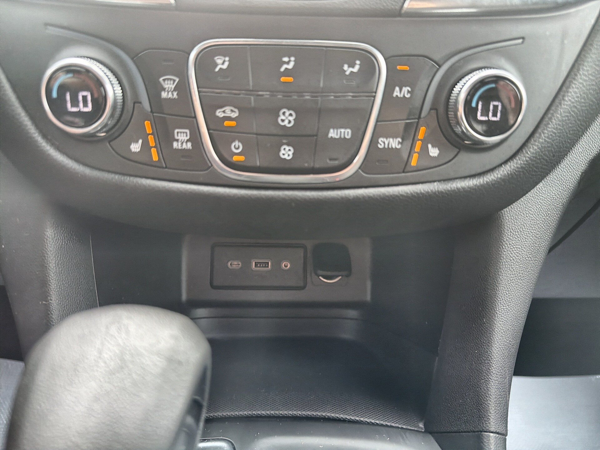 Used 2024 Chevrolet Equinox LT AWD/4WD image 17