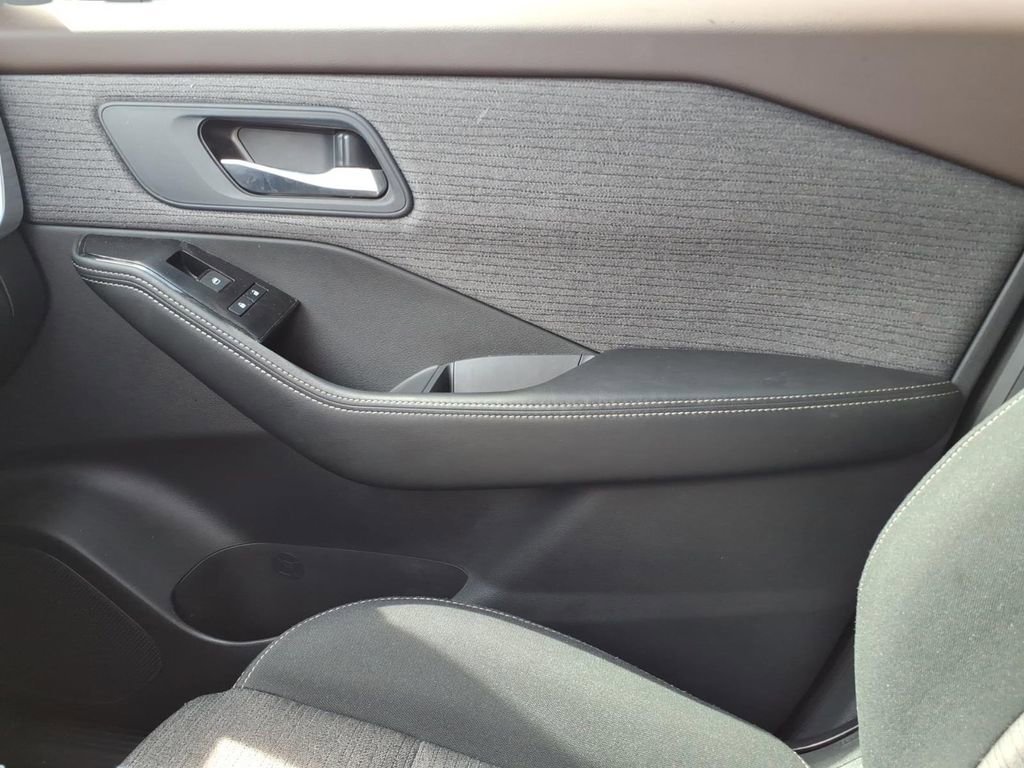 Used 2023 Nissan Rogue SV image 25