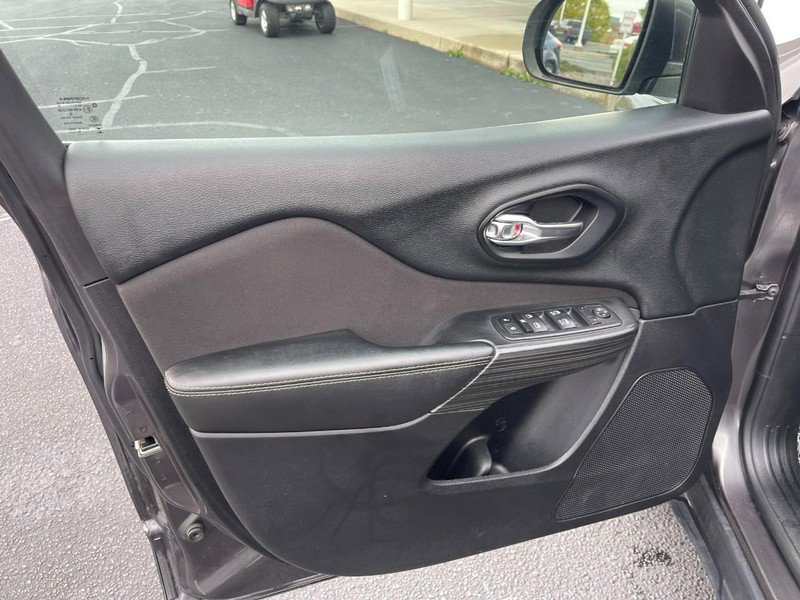 Used 2017 Jeep Cherokee Latitude w/ Cold Weather Group image 16