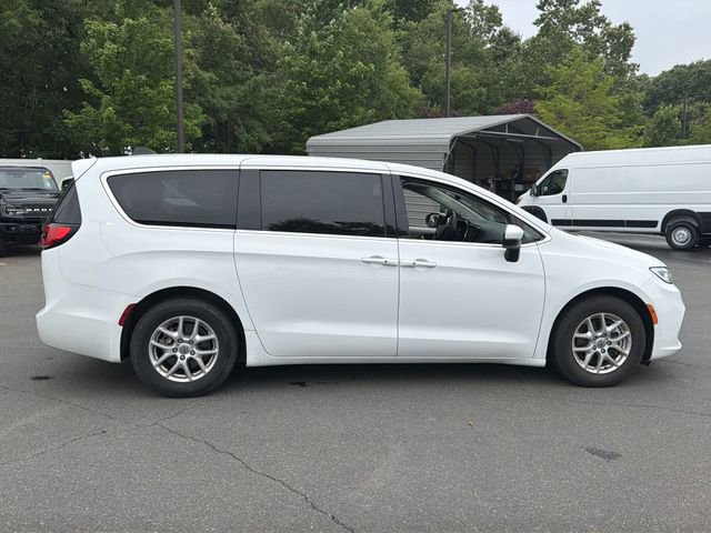 Used 2023 Chrysler Pacifica Touring-L FWD image 5