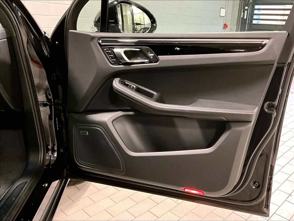 Used 2025 Porsche Macan image 29