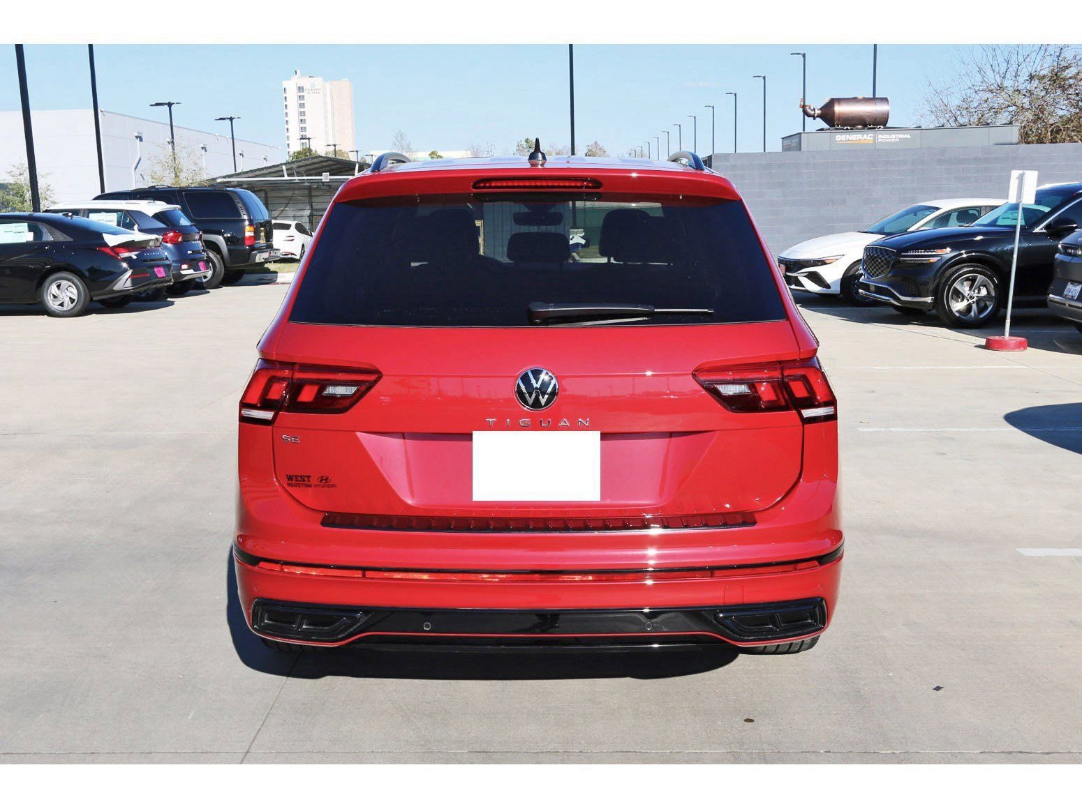 Used 2024 Volkswagen Tiguan SE R-Line w/ MDO Package, Three-Row image 7