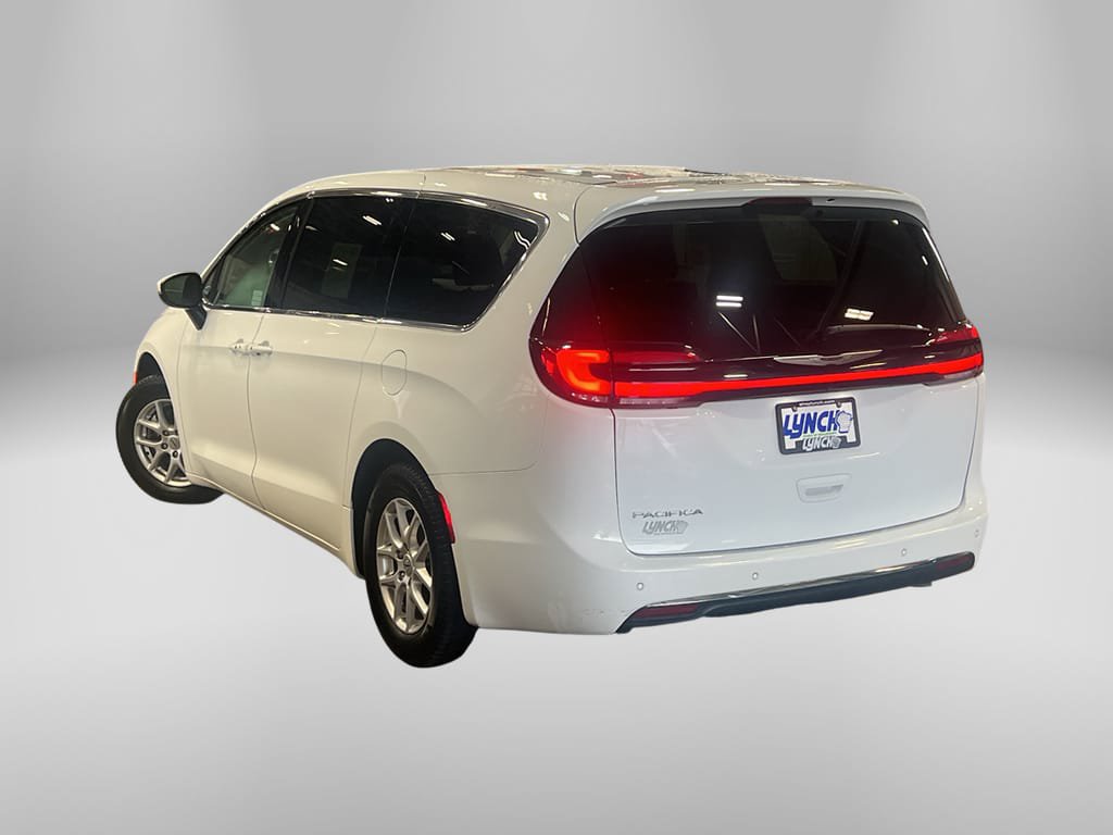 Used 2023 Chrysler Pacifica Touring-L FWD image 2