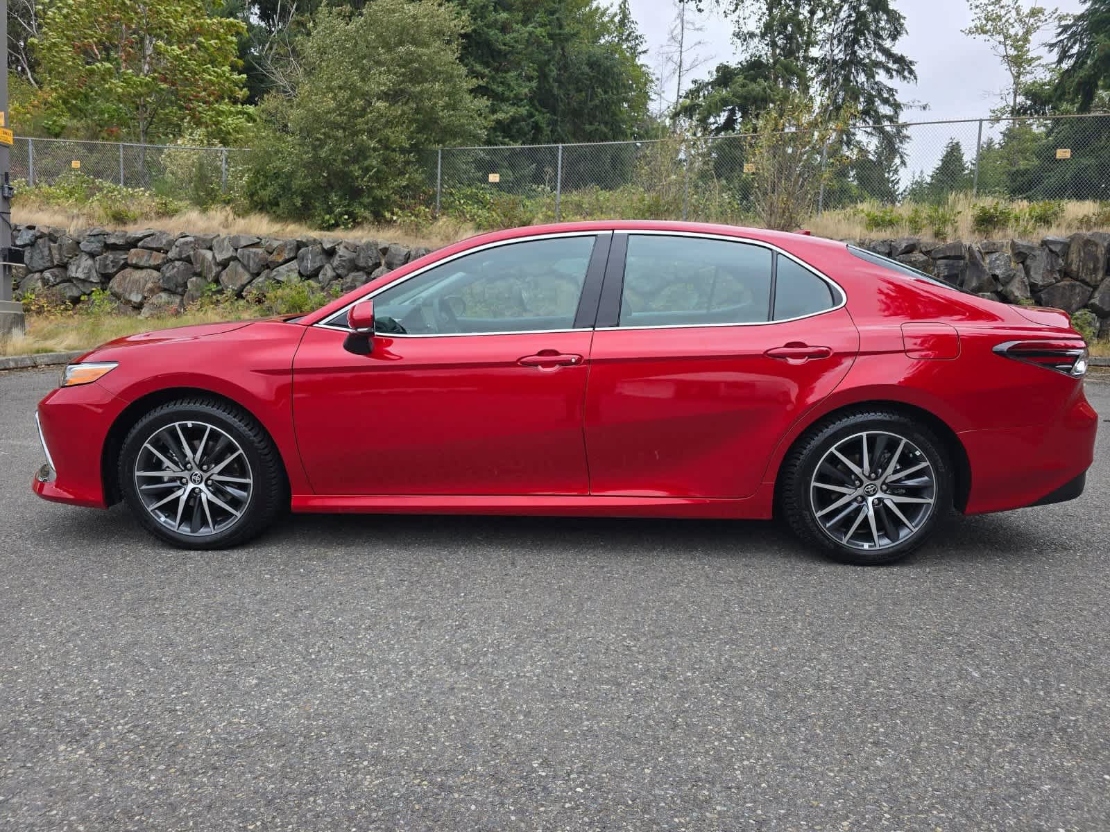 Used 2024 Toyota Camry XLE w/ Navigation Package FWD image 3