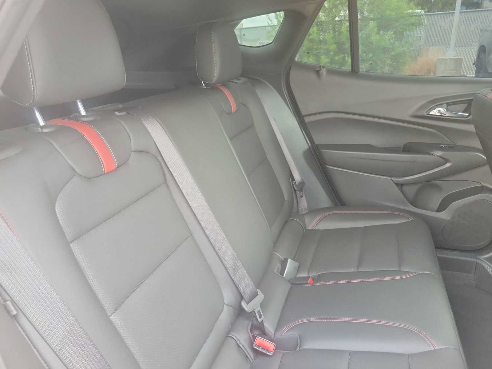 Used 2025 Chevrolet Trax RS w/ Sunroof Package FWD image 17