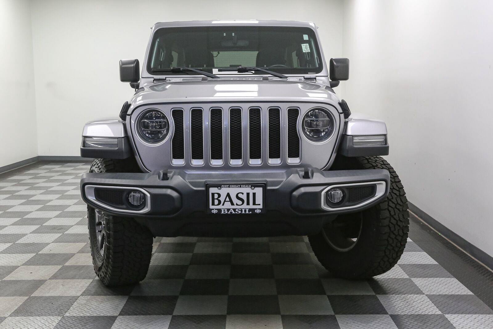 Used 2018 Jeep Wrangler Unlimited Sahara w/ Uconnect 4C Nav & Sound Group AWD/4WD image 3