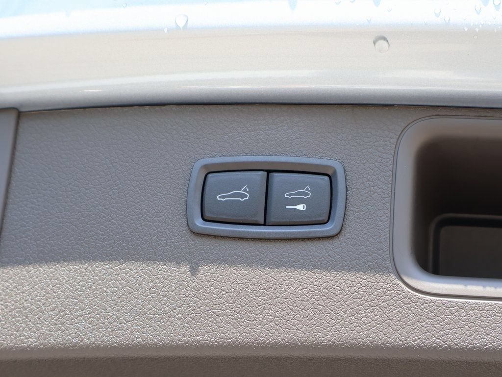 Certified 2025 Porsche Macan AWD/4WD image 18