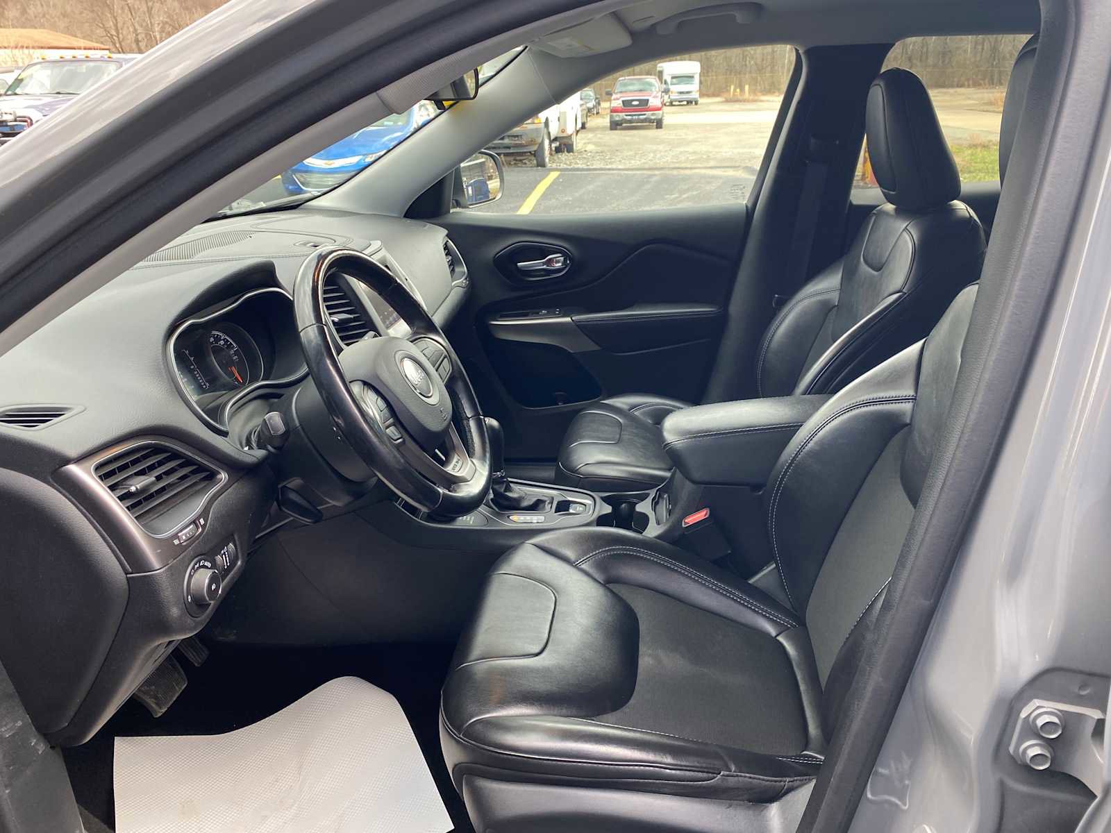 Used 2020 Jeep Cherokee Latitude Plus w/ Cold Weather Group image 13