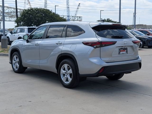 Used 2024 Toyota Highlander LE AWD/4WD image 9