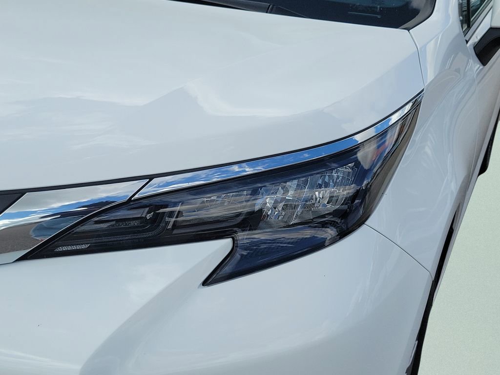 Certified 2025 Toyota Sienna LE image 9
