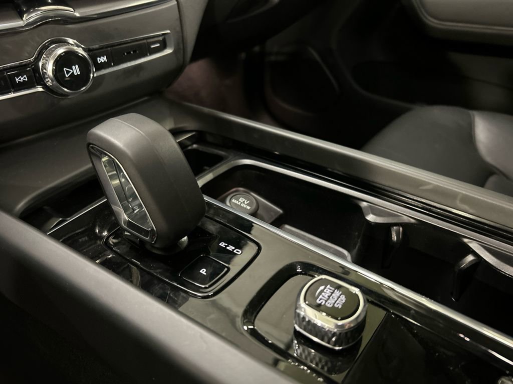 Certified 2024 Volvo XC60 B5 Core w/ Protection Package Premier image 19