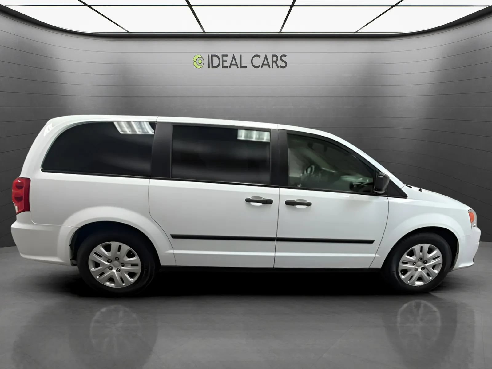 Used 2015 Dodge Grand Caravan American Value Package w/ UConnect Hands-Free Group FWD image 4