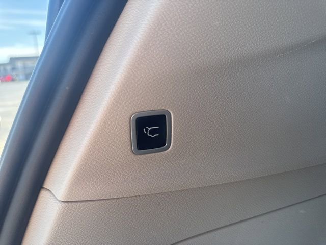 Used 2022 Chrysler Voyager LX FWD image 6