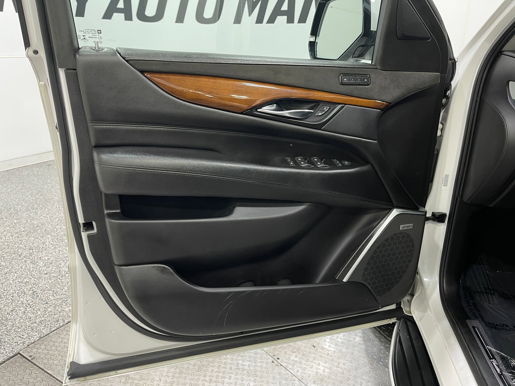 Used 2020 Cadillac Escalade ESV Premium Luxury AWD/4WD image 15