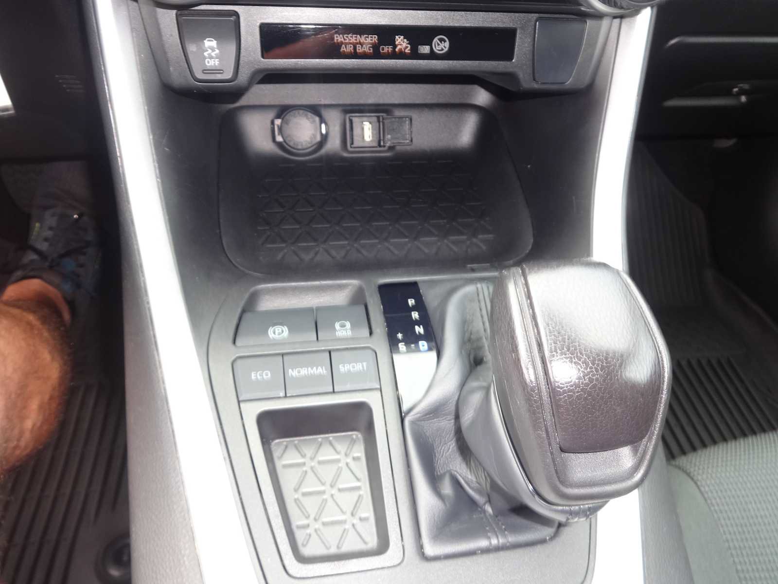 Used 2022 Toyota RAV4 LE image 23