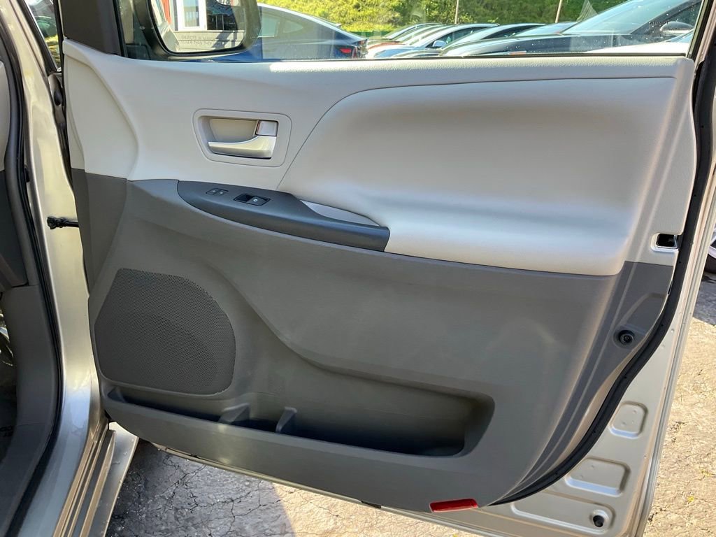 Used 2015 Toyota Sienna LE image 65