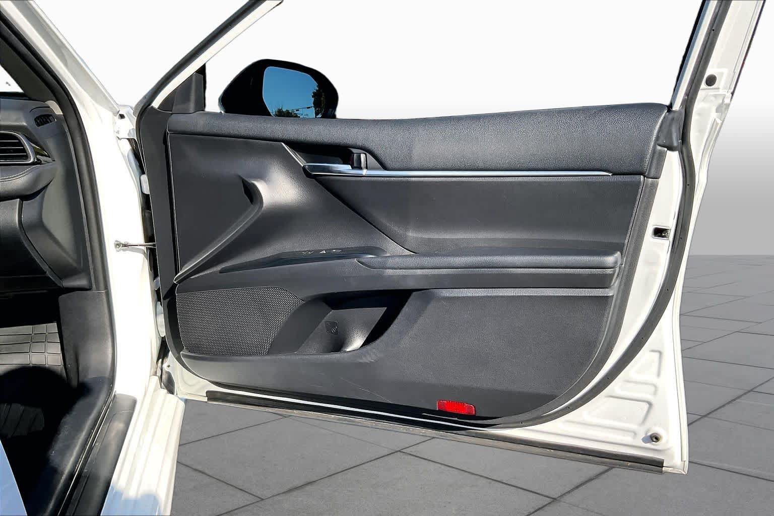 Used 2020 Toyota Camry SE FWD image 21