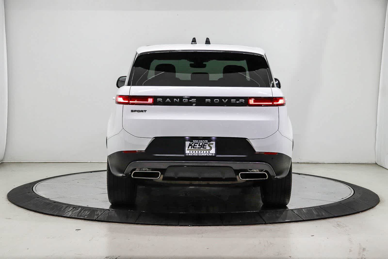 Used 2024 Land Rover Range Rover Sport SE AWD/4WD image 3