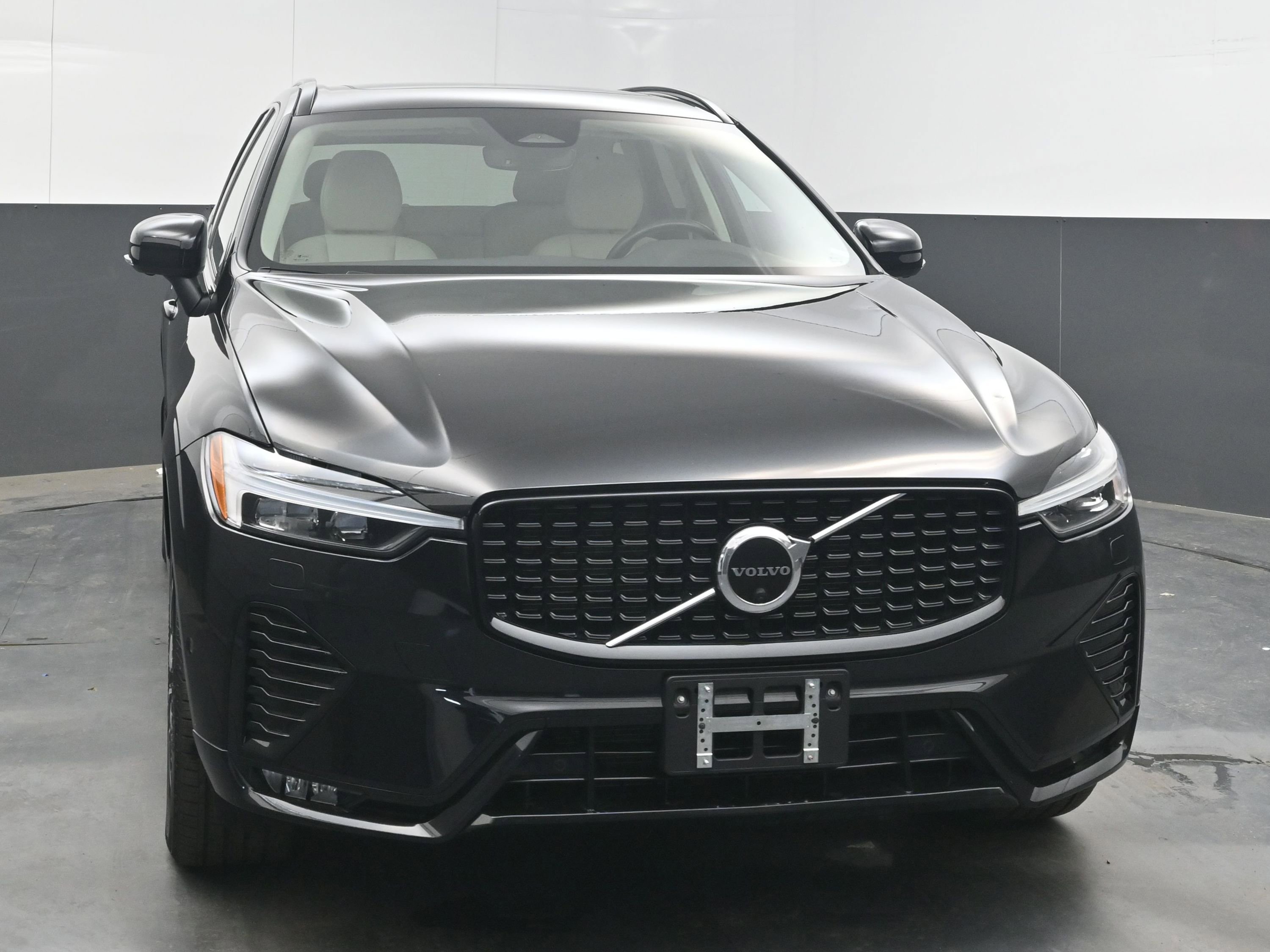 Used 2023 Volvo XC60 B5 Plus w/ Climate Package image 3