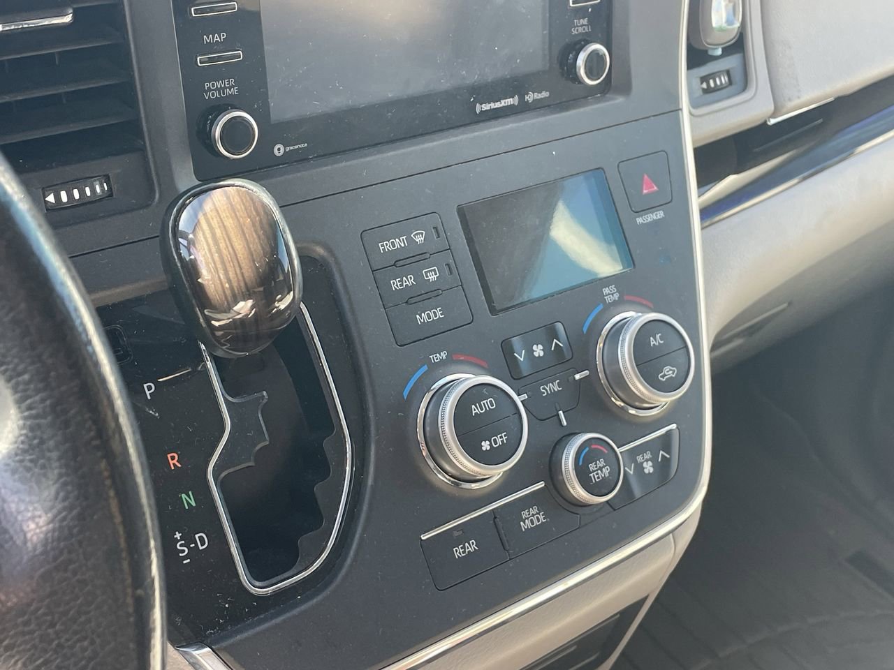 Used 2018 Toyota Sienna XLE Premium w/ Carpet Mat Package image 11