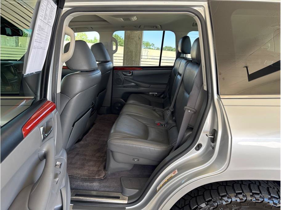 Used 2009 Lexus LX 570 4WD w/ Preferred Accessory Pkg image 11
