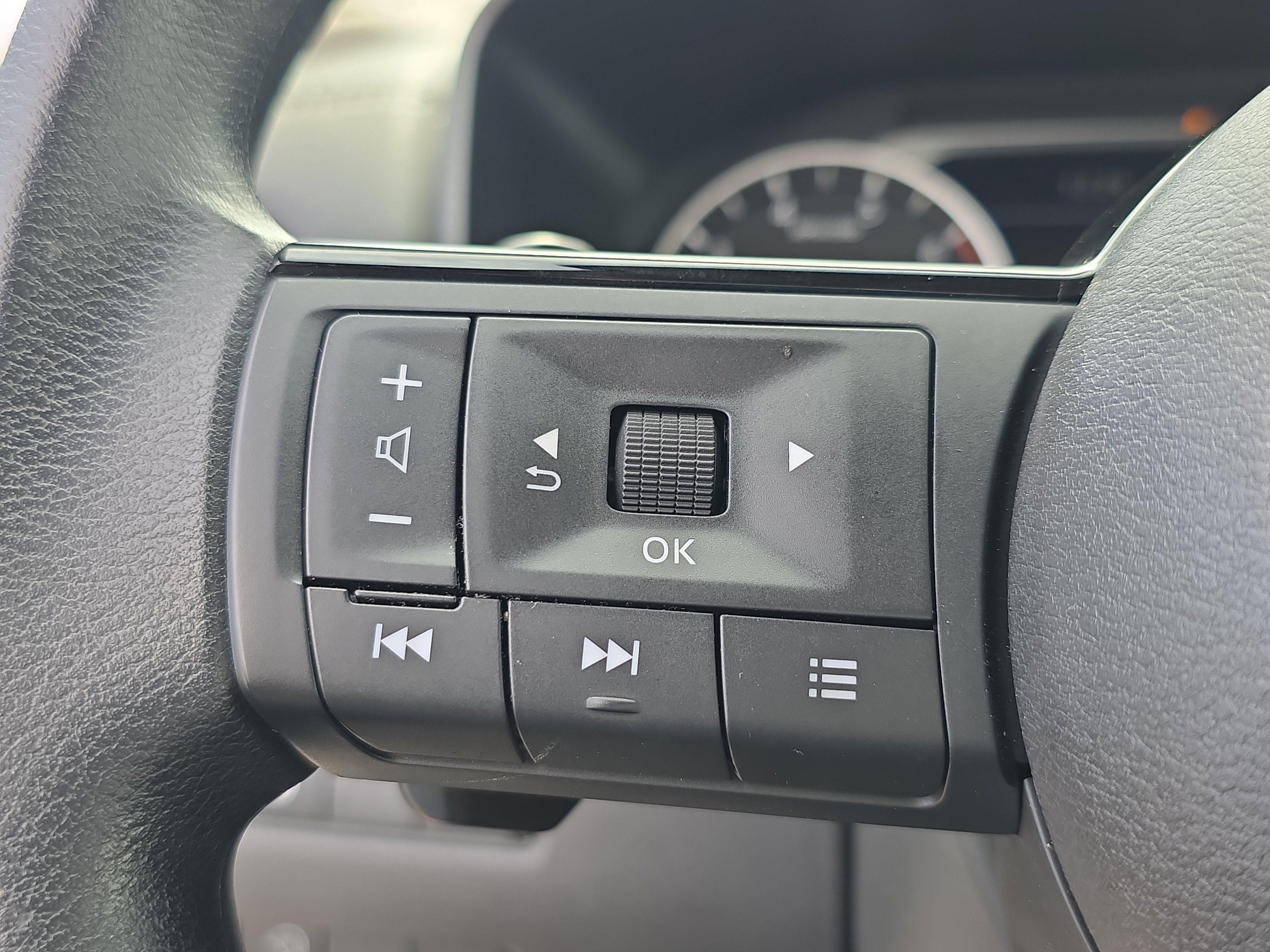 Used 2023 Nissan Rogue SV image 30