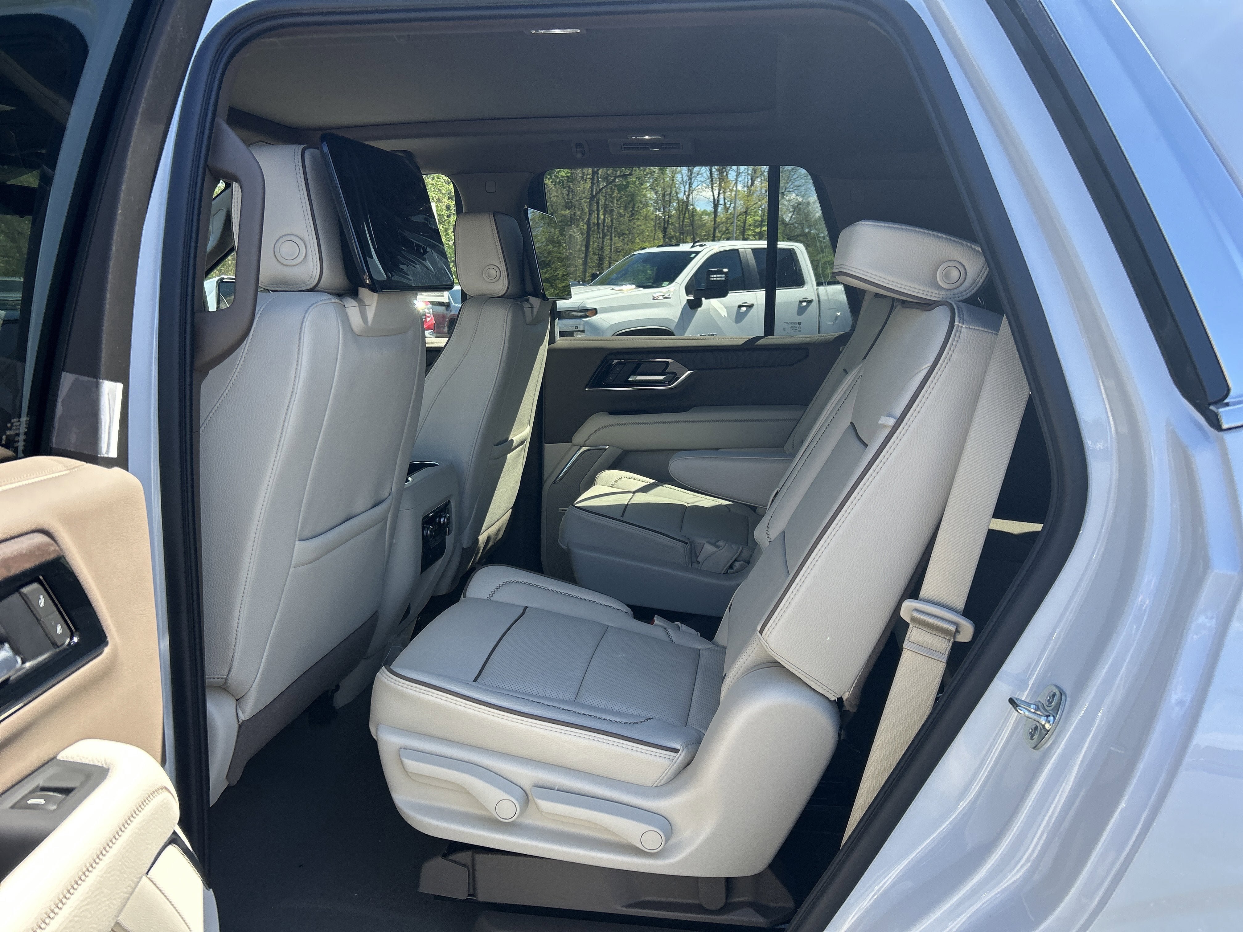 New 2026 GMC Yukon Denali w/ Denali Reserve Package AWD/4WD image 22