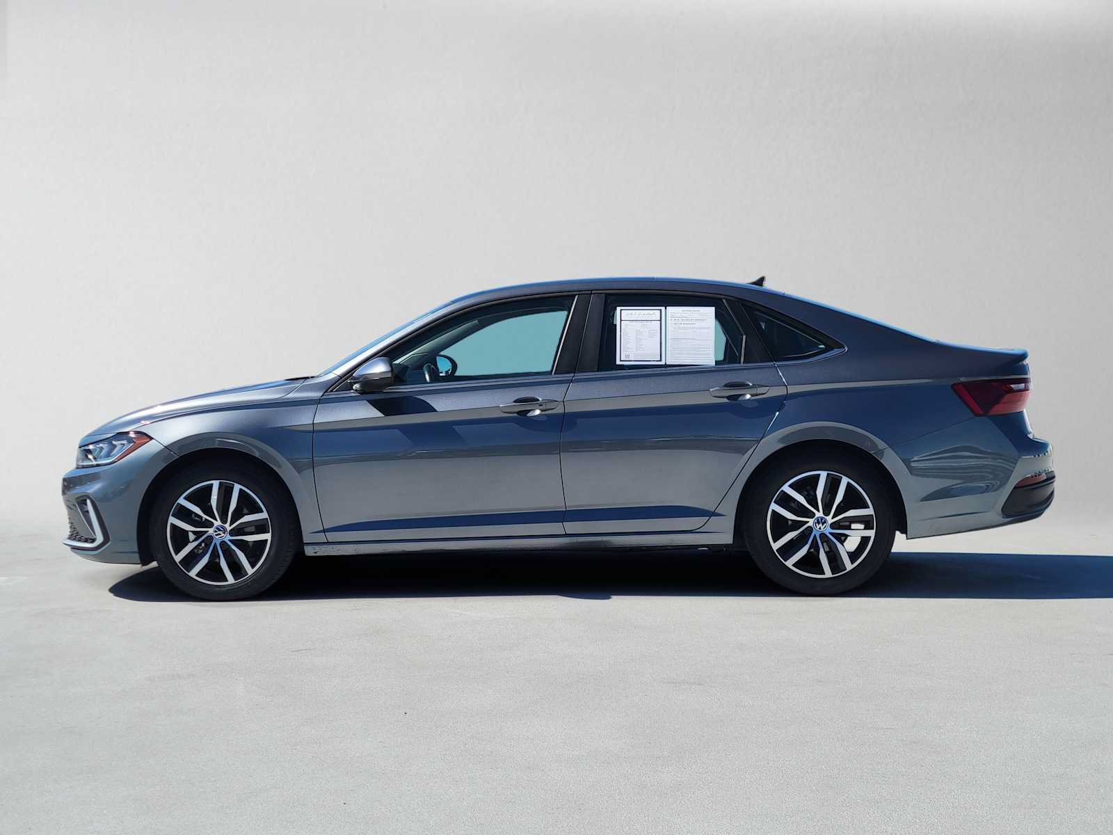 Used 2026 Volkswagen Jetta SE FWD image 5