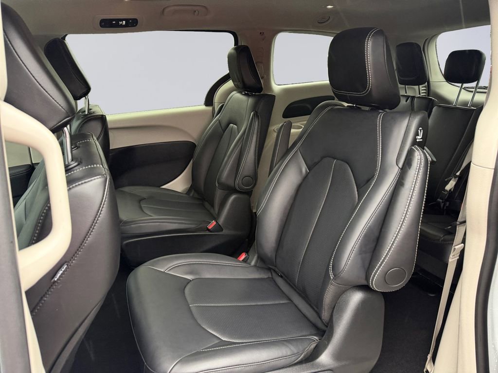 Certified 2024 Chrysler Pacifica Select image 8