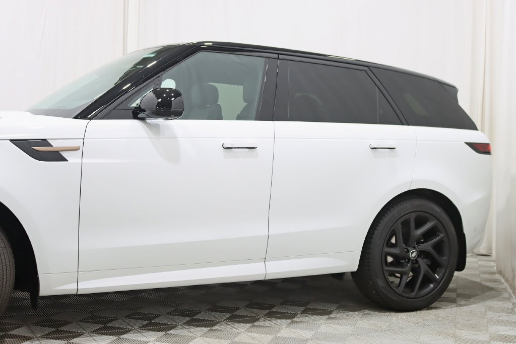 Used 2025 Land Rover Range Rover Sport Dynamic SE AWD/4WD image 4