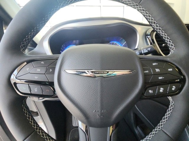 New 2025 Chrysler Pacifica Limited image 34