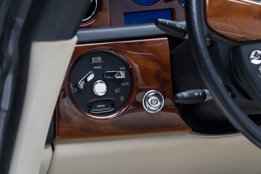 Used 2010 Rolls-Royce Phantom Drophead Coupe image 20