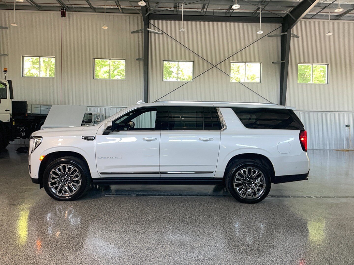 Used 2024 GMC Yukon XL Denali Ultimate AWD/4WD image 3