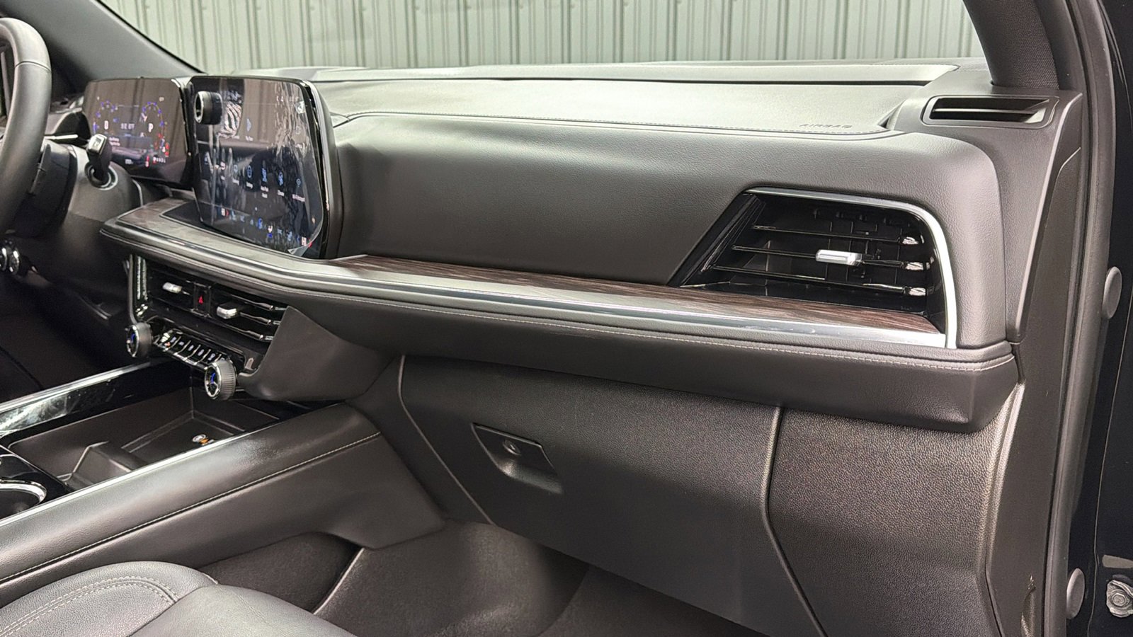 Used 2025 Chevrolet Tahoe Z71 w/ Comfort Package image 37