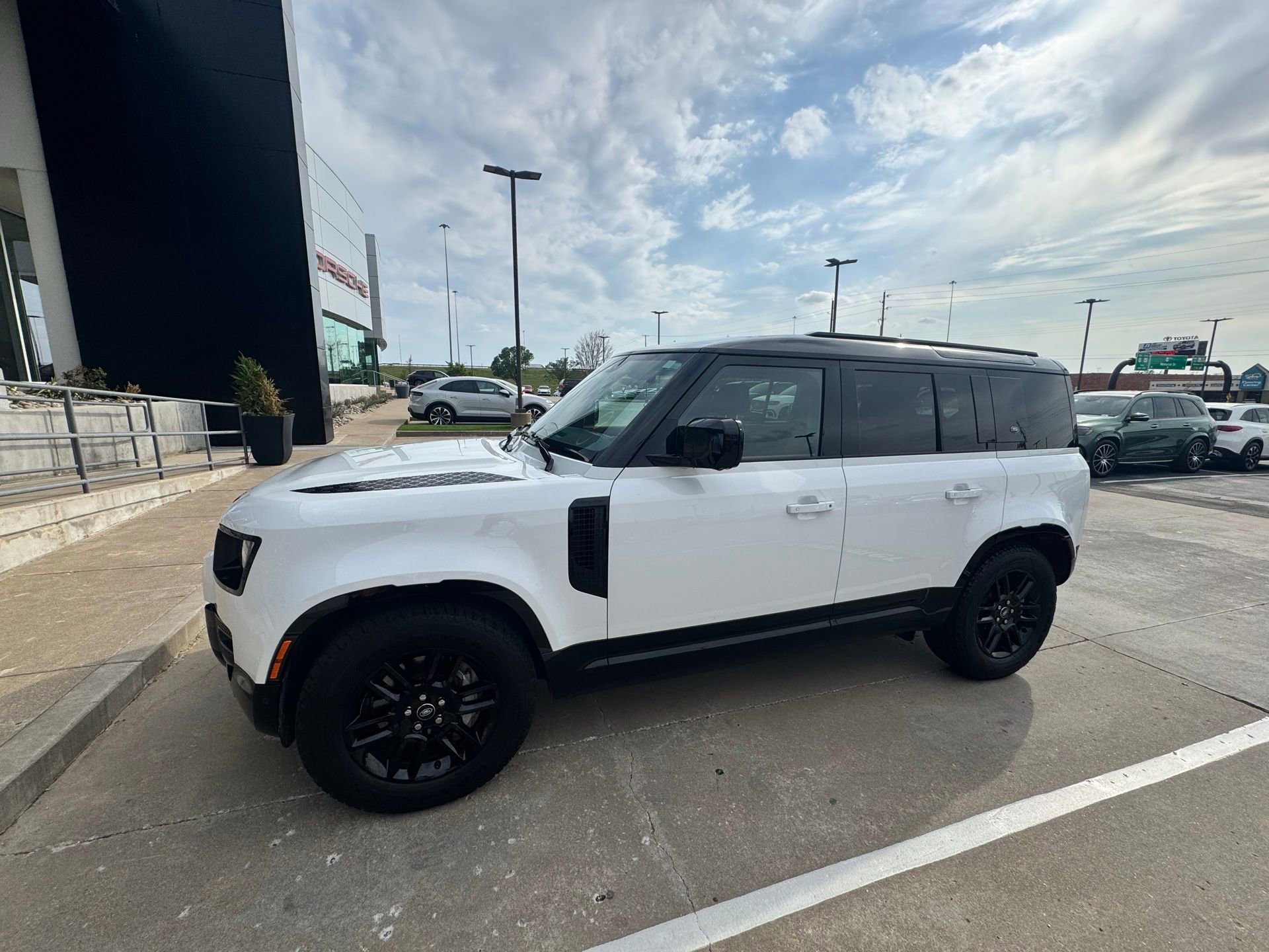 Used 2023 Land Rover Defender 110 X-Dynamic SE image 1