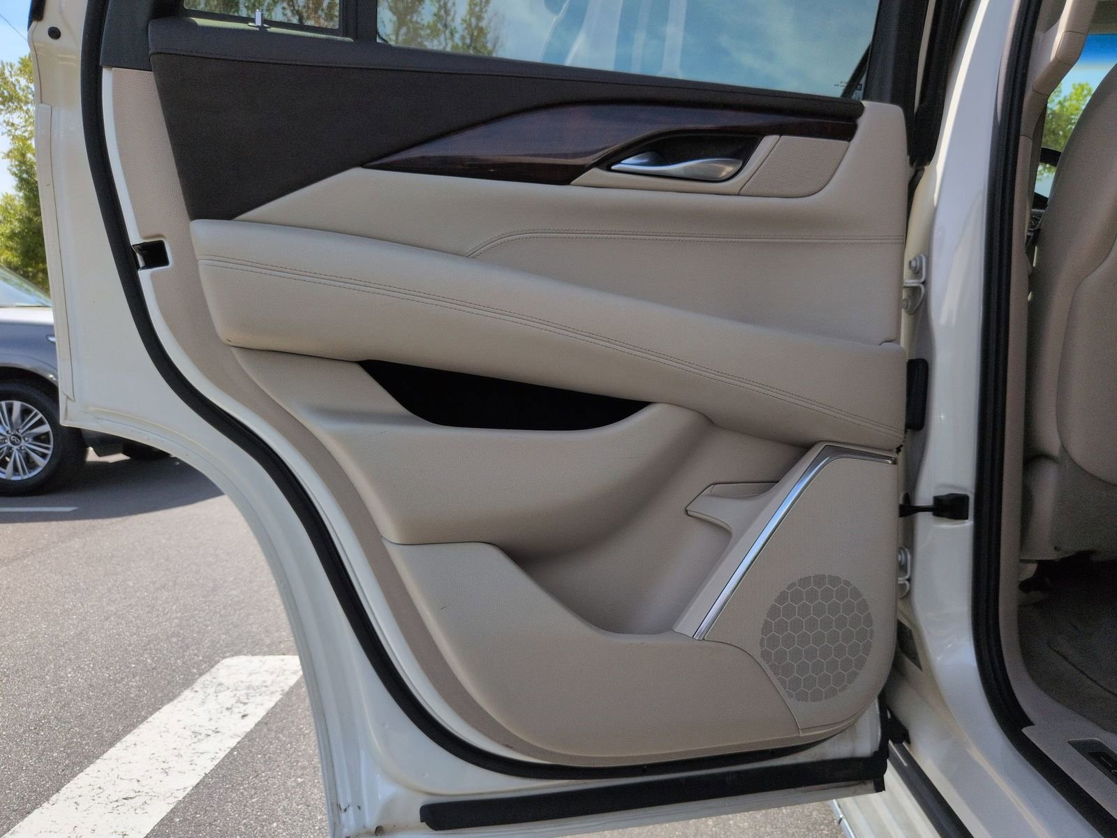 Used 2015 Cadillac Escalade Luxury image 29