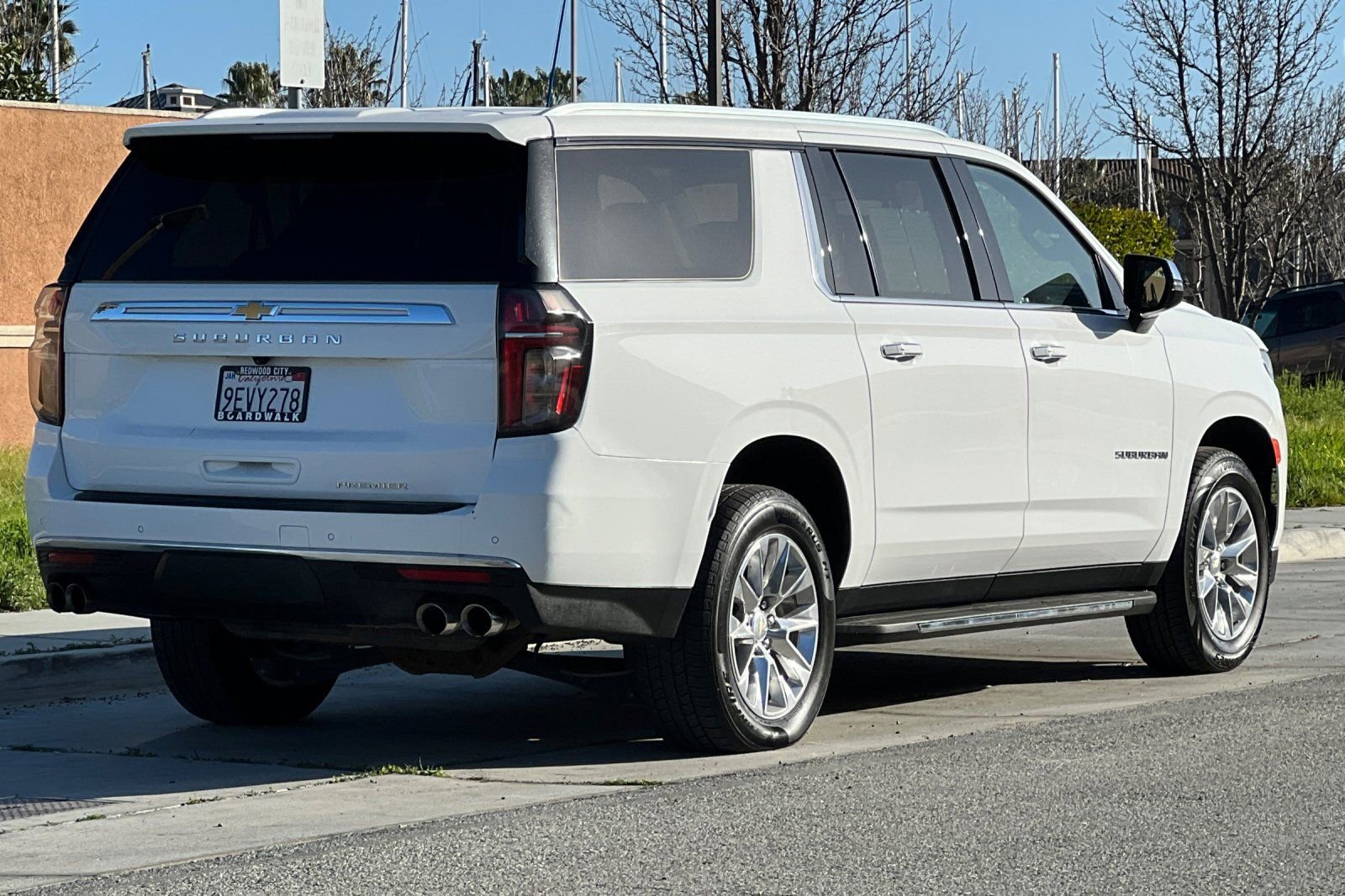 Used 2023 Chevrolet Suburban Premier image 4