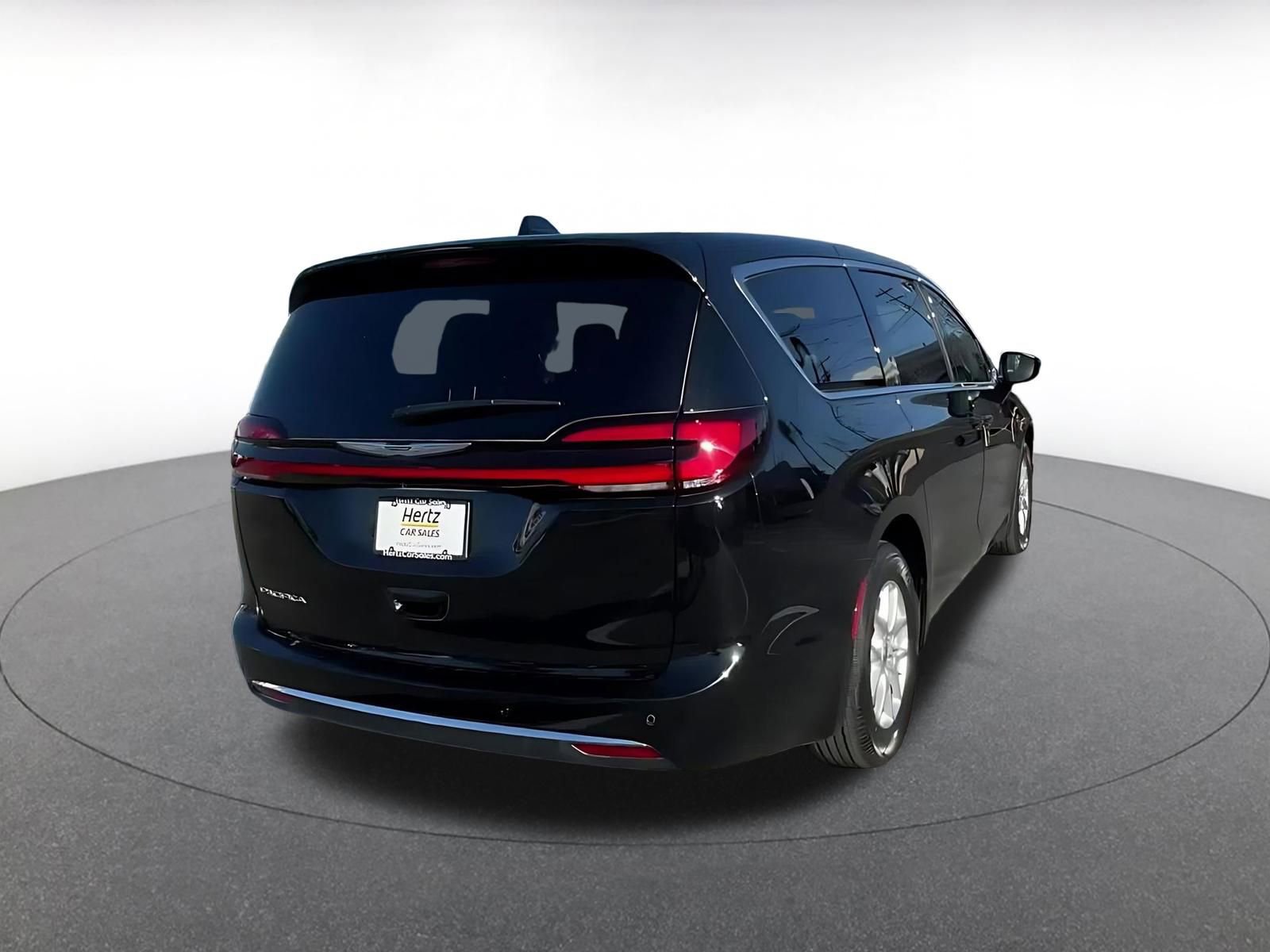 Used 2025 Chrysler Pacifica Select image 12