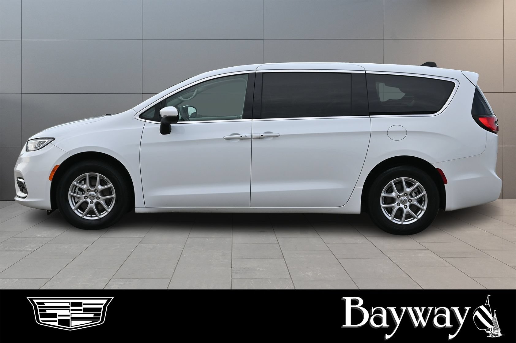 Used 2023 Chrysler Pacifica Touring-L FWD image 5