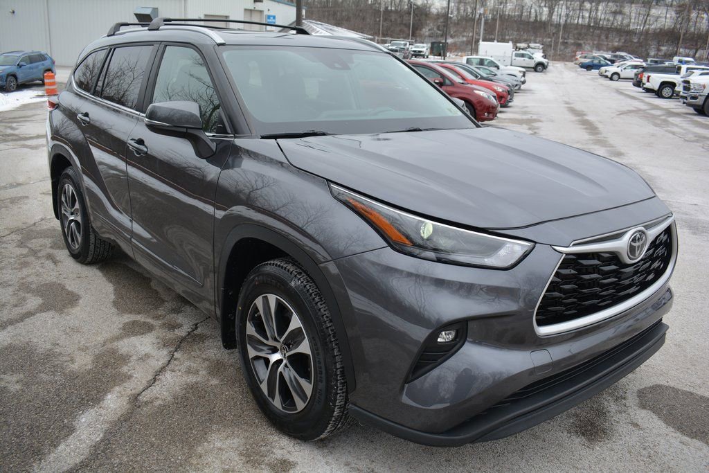 Used 2023 Toyota Highlander XLE image 4