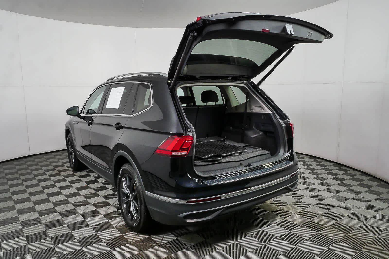 Certified 2024 Volkswagen Tiguan SE FWD image 31